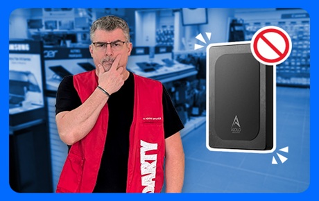 Un vendeur Darty prend l'air pensif à côté d'un disque dur externe