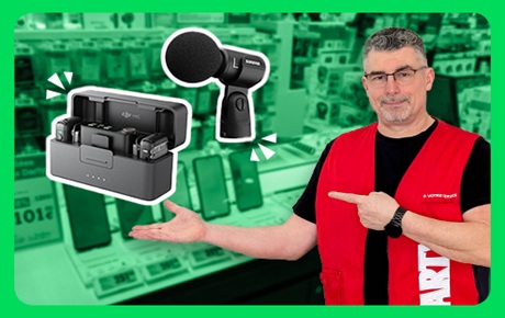 Un vendeur Darty montre du matériel de podcast