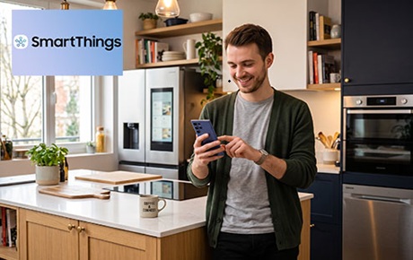 Un homme jeune utilise l'interaction SmartThings de Samsung dans sa cuisine
