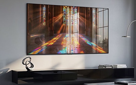 Un TV Samsung S99H dans un salon exposé à la lumière du jour