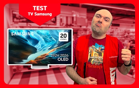 Un vendeur Darty fait le signe OK à côté d'une TV Samsung S99H