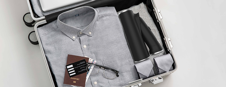 Le défroisseur de voyage se glisse parfaitement dans la valise pour les vacances.