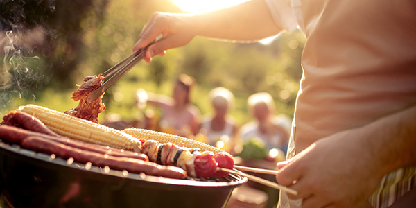 Pour un barbecue r&eacute;ussi, pensez &agrave; utiliser une pince ou une spatule au lieu d'une fourchette !