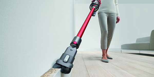 Le cyclone V10 Dyson nettoie les plinthes !