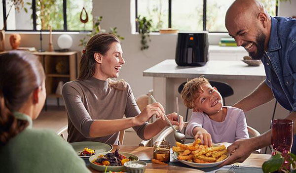 airfryer-repas-famille-600.jpg La cuisine de l'Airfryer Philips XL connecté ravira toute la famille !