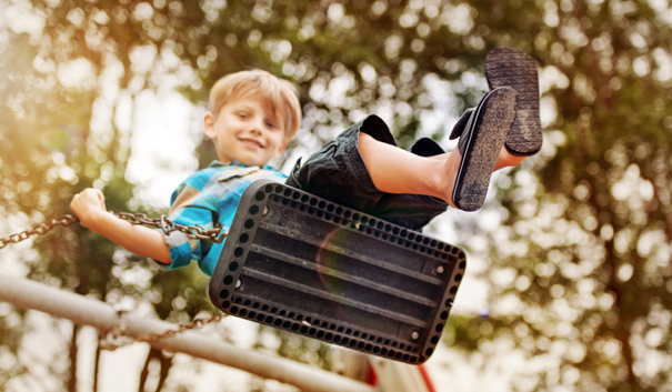 Un enfant sur une balan&ccedil;oire