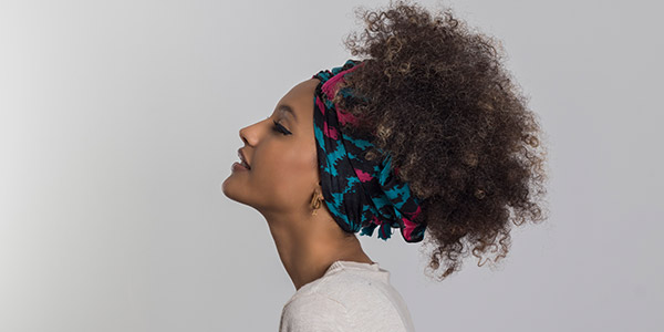 Un bandana pour relever les cheveux avec style