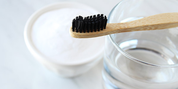 Le bicarbonate de soude à mélanger avec de l'eau