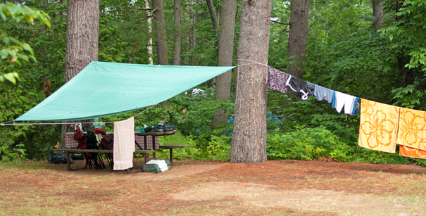 B&acirc;che tendue au-dessus de la table en camping