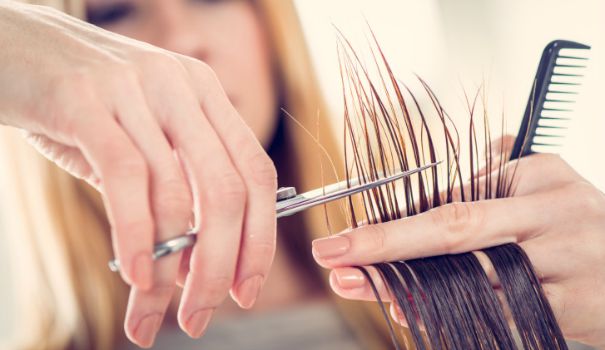 On coupe les pointes des cheveux ab&icirc;m&eacute;es par le soleil et la mer