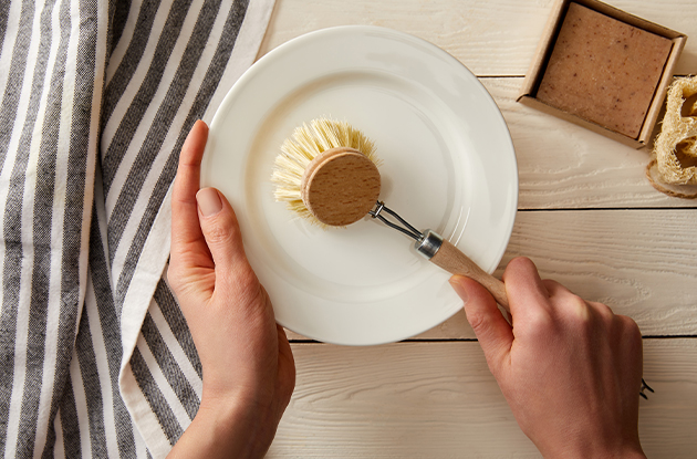 Brosse &agrave; vaisselle en bois