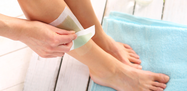 Epilation &agrave; l'aide de bandes de cire froide