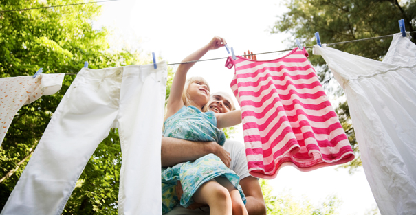 &Eacute;tendre le linge par les extr&eacute;mit&eacute;s pour &eacute;viter les plis
