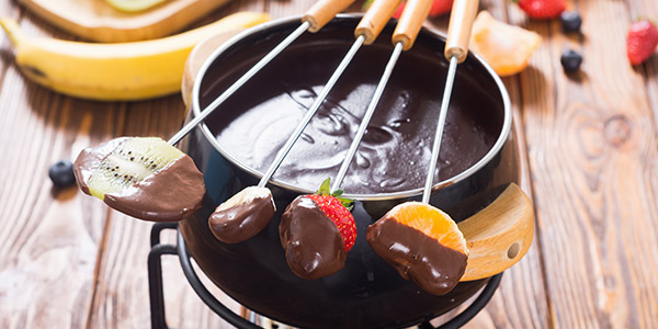 Fondue sucr&eacute;e au chocolat avec de la cr&egrave;me fra&icirc;che