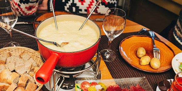 La fondue savoyarde :  Comt&eacute;, Beaufort, Gruy&egrave;re de Savoie, vin blanc, ail, pain