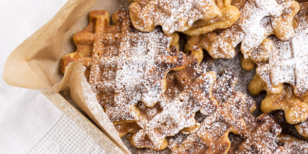 Gaufres de patate douce saupoudr&eacute;e de sucre glace  