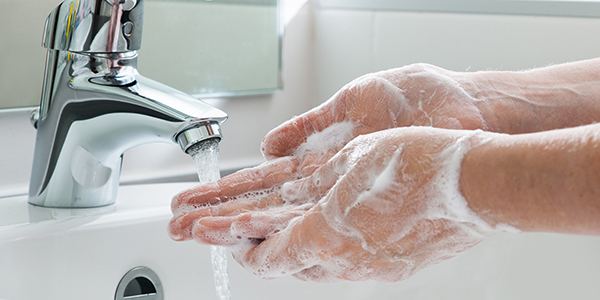 Se laver les mains pour &eacute;viter toute contamination 