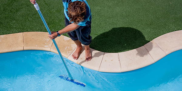 Nettoyez r&eacute;guli&egrave;rement le bassin de votre piscine
