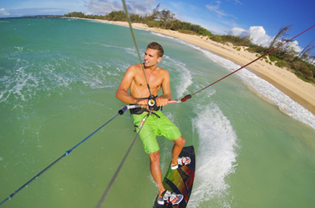 Un kitesurfer se filme avec une cam&eacute;ra sport