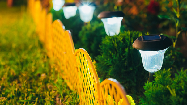Les lampes solaires : un &eacute;clairage tamis&eacute; et &eacute;conomique au jardin.