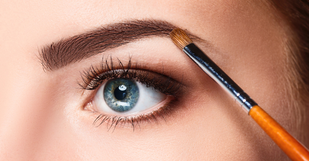 Redessiner la ligne des sourcils au crayon apr&egrave;s les avoir coiff&eacute;s