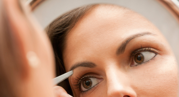 S'&eacute;piler les sourcils devant un miroir grossissant