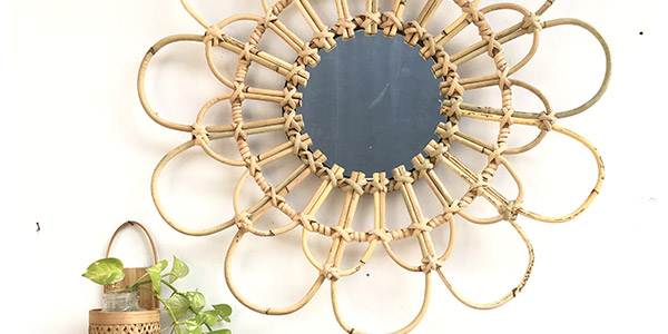 Un incontournable, le miroir en rotin exotique et design.