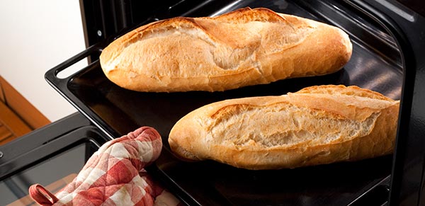 Réhydrater son pain au four