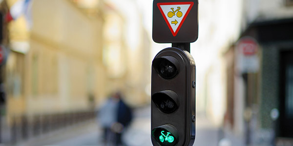 Panneau pour autoriser les cyclistes à franchir le feu
