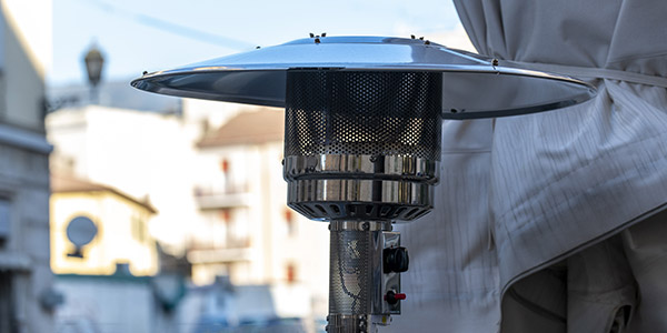 Pensez &agrave; investir dans un parasol chauffant si vous souhaitez r&eacute;chauffer vos tonnelles ou terrasses.