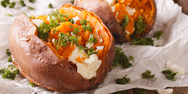 Patate douce au four, herbes et fromage 