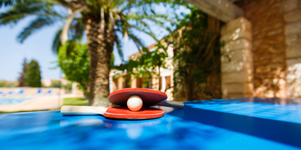 Deux raquettes sur une table de ping-pong
