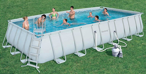 La piscine tubulaire pour barboter entre amis