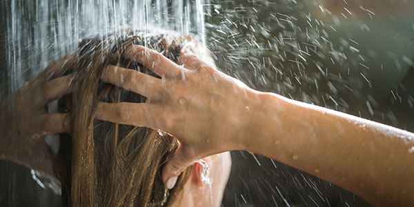 Rincez vos cheveux &agrave; l'eau froide pour les tonifier