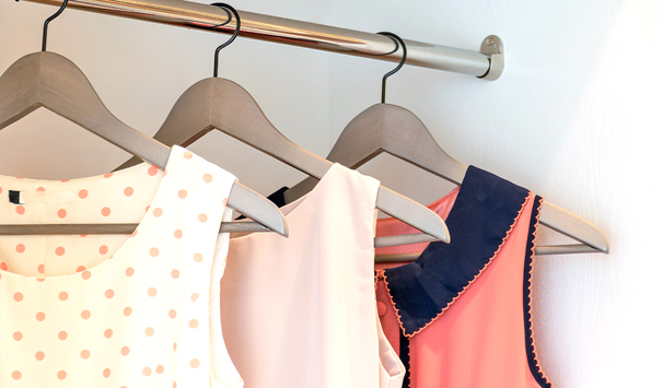 D&eacute;froisser vos v&ecirc;tements en les suspendant au-dessus d'une baignoire remplie d'eau chaude