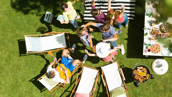 Chaises longues et bains de soleil : le B.A.-BA pour une soir&eacute;e cosy r&eacute;ussie.