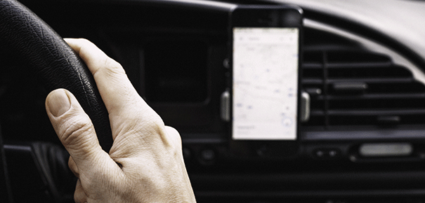 Smartphone sur un support de fixation voiture