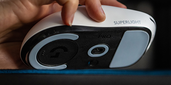 De grands patins PTFE sans additif pour un glissement de la souris en douceur.