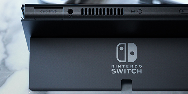 La Nintendo Switch OLED dispose d'un support plus large pour plus de stabilit&eacute;.