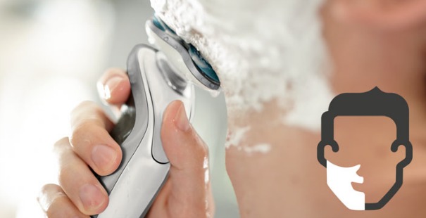 Un homme se rase avec le rasoir Philips Series 7000