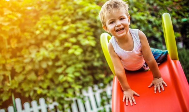 Un enfant sur un toboggan