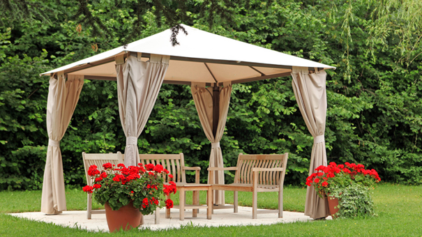 Trop de soleil, de vent, de pluie ? Une solution : la tonnelle...