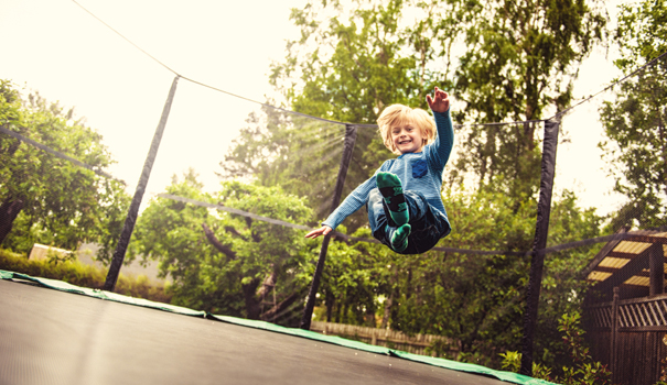 Un enfant sur un trampoline
