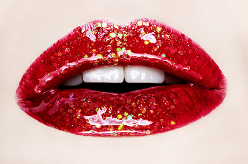 Comment porter le rouge à lèvres à paillettes pour les fêtes ? 