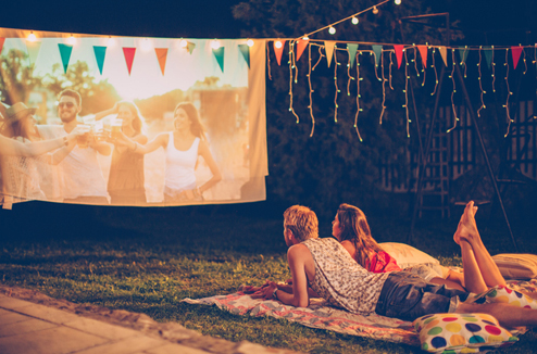 Transformez votre jardin en cinéma en plein air !
