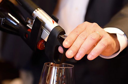 Coravin vous permet de goûter votre vin sans même le déboucher !