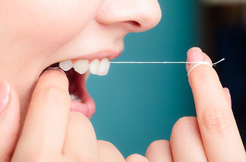 Comment utiliser du fil dentaire ?