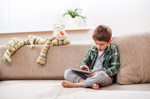 Enfant jouant sur une tablette