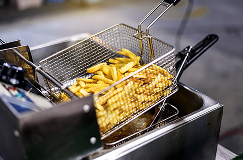 Nettoyer sa friteuse est impératif pour pouvoir faire des frites croustillantes et saines