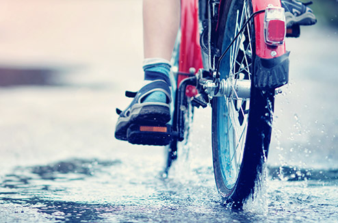 Faire du vélo électrique sous la pluie, risqué ?